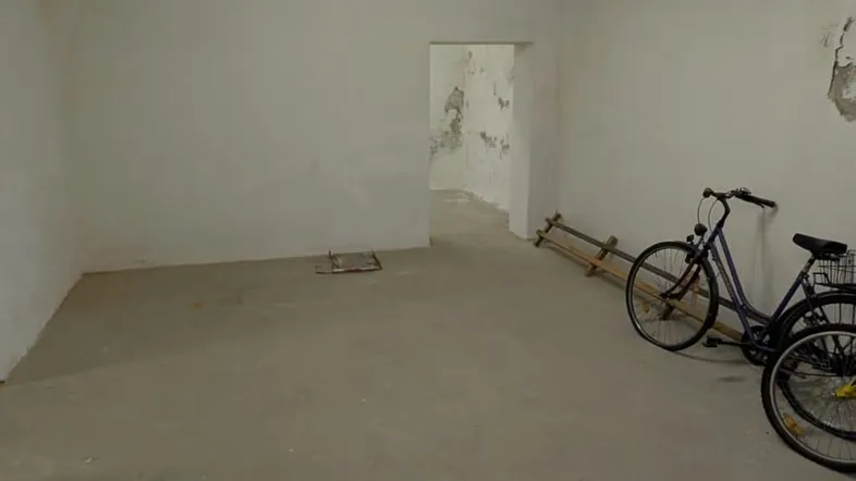 Geräumiger Kellerraum mit Betonboden und Fahrrädern, ideal als Abstell- oder Hobbybereich.
