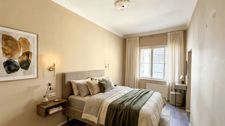 Helles Schlafzimmer mit modernem Bett, Holzboden und dekorativer Stuckdecke.