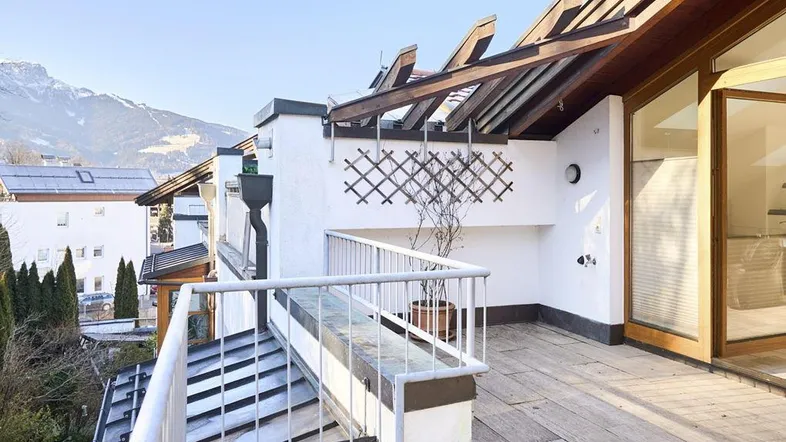 Geräumige Terrasse mit Holzboden, Pergola und herrlichem Bergblick in sonniger Lage.