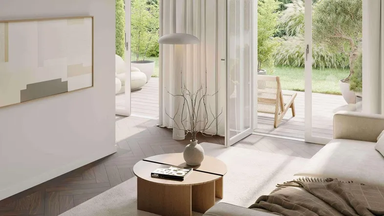 Helles Wohnzimmer mit modernem Design, Holzboden und direktem Zugang zum grünen Garten.