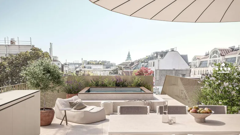 Geräumige Dachterrasse mit Essbereich, Lounge-Möbeln und integriertem Whirlpool unter einem Sonnenschirm.
