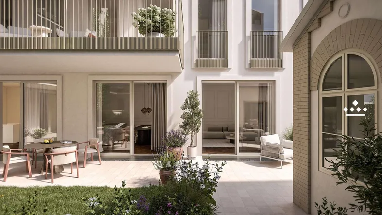 Elegante Wohnanlage mit möblierter Terrasse, Gartenbereich und Balkonen, umgeben von Grün.