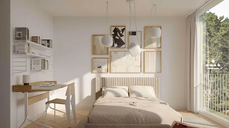 Helles Schlafzimmer mit großem Fenster, Schreibtisch und Zugang zu einem Außenbereich.