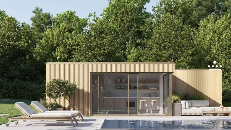 Moderner Poolbereich mit Holzstruktur, Außenküche, Sonnenliegen und gemütlicher Sitzecke im Grünen.