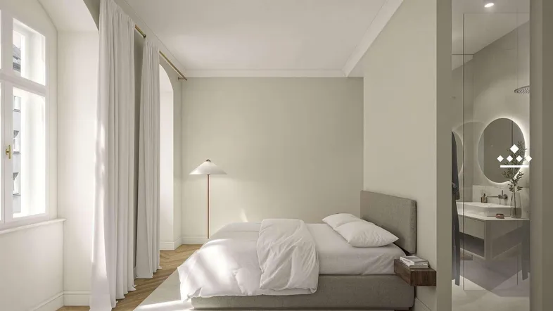 Helles Schlafzimmer mit Holzboden, großen Fenstern und integriertem Badezimmerbereich.