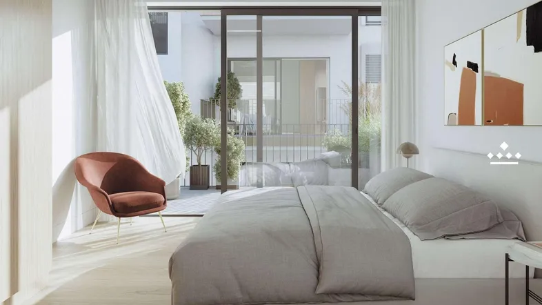 Helles Schlafzimmer mit Holzboden, Zugang zum Balkon und moderner Einrichtung.