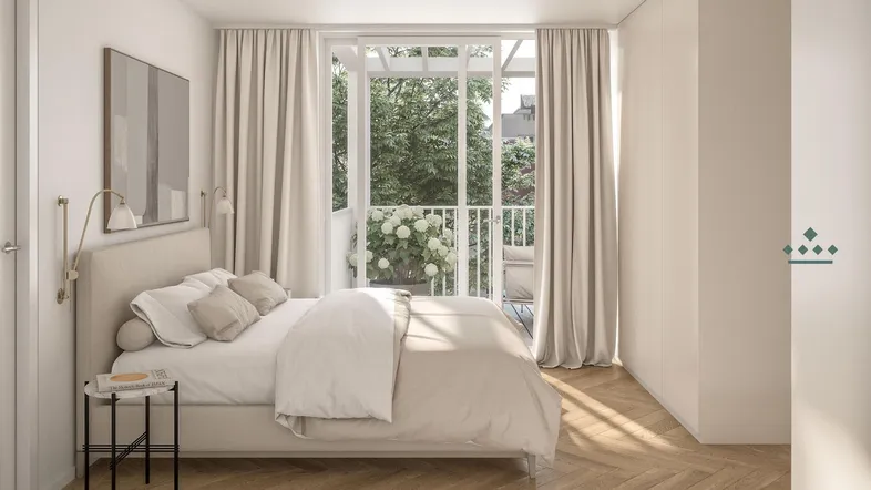 Helles Schlafzimmer mit Parkettboden, Zugang zum Balkon und Blick ins Grüne.