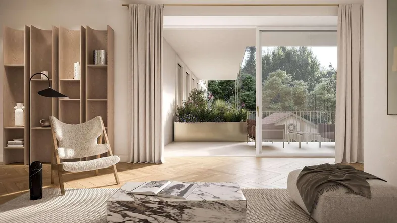 Helles Wohnzimmer mit modernem Design, Fischgrätparkett und direktem Zugang zum Balkon mit Grünblick.