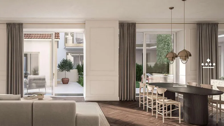 Heller Wohn- und Essbereich mit modernem Design, Fischgrätparkett und Zugang zur Terrasse.