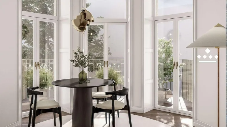 Heller Essbereich mit modernem runden Tisch, Stühlen und Zugang zu einem Balkon mit Grünblick.
