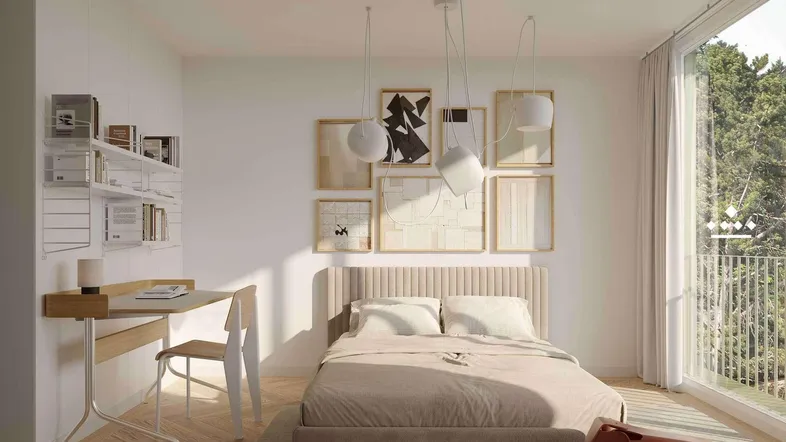 Helles Schlafzimmer mit Holzboden, großem Fenster und integriertem Schreibtischbereich mit Balkonzugang.