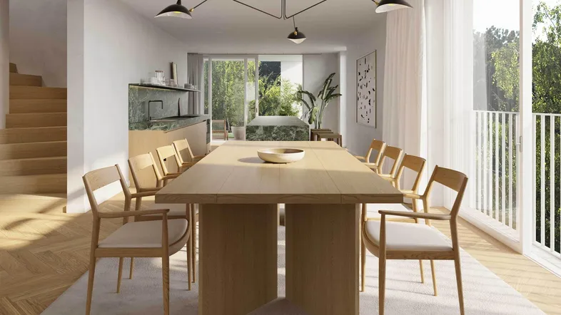 Geräumiger Wohn-Essbereich mit Holztisch, modernen Leuchten und großen Fenstern mit Blick ins Grüne.