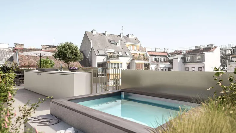 Moderne Dachterrasse mit kleinem Pool, Außenküche und Blick über die Stadt.