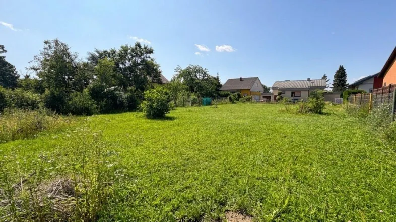 Weitläufiges Grundstück mit viel Grünfläche und sonniger Ausrichtung in ländlicher Umgebung.