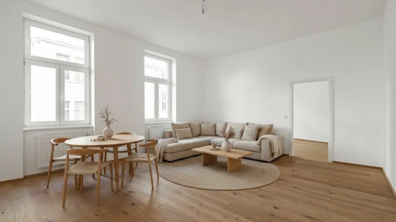 Heller, offener Wohn- und Essbereich mit Holzboden, großen Fenstern und moderner Einrichtung.