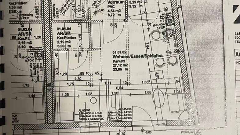Detaillierter Grundrissplan einer Wohnung mit Loggia, Bad, WC und offenem Wohnbereich.