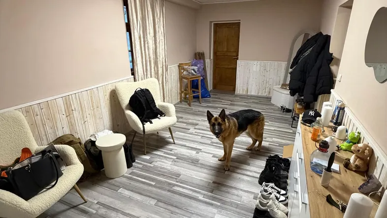 Geräumiger Wohnbereich mit Holzdecken, hellem Laminatboden und gemütlichen Sitzgelegenheiten.