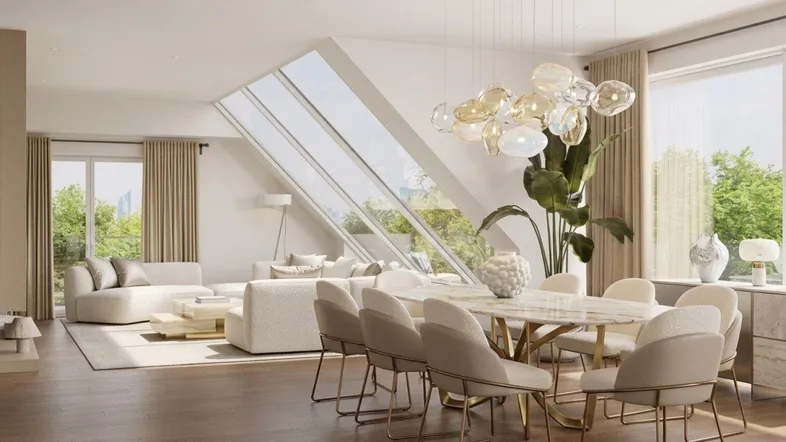 Heller, offener Wohn-Essbereich mit hohen Decken, großen Fenstern und eleganten Möbeln.