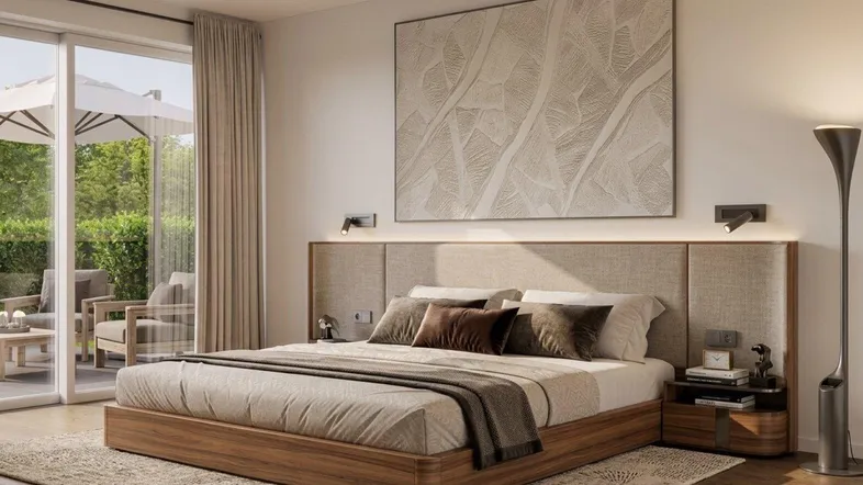 Modernes Schlafzimmer mit Holzbett, großem Kunstwerk und direktem Zugang zur Terrasse.