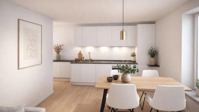 Helle, moderne Küche mit weißen Schränken und Essbereich, ausgestattet mit Holzboden und Pendelleuchte.