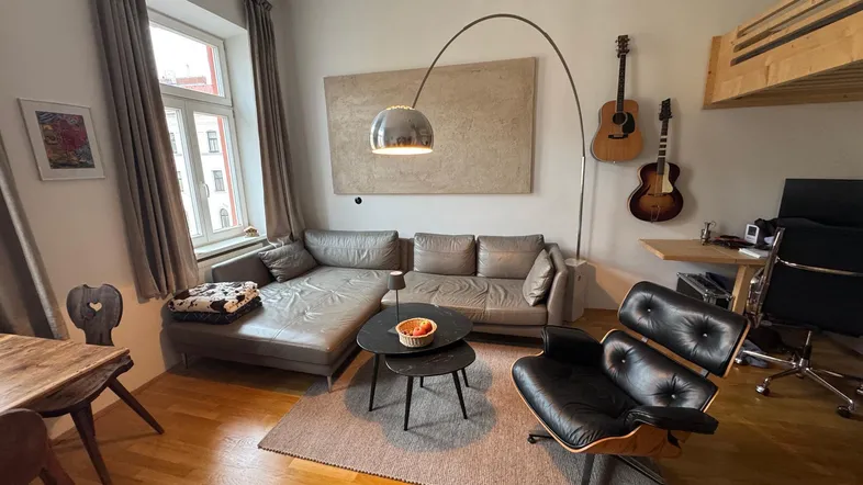Gemütliches Wohnzimmer mit Ledersofa, Schreibtisch und Hochbett, ideal für modernes Wohnen.