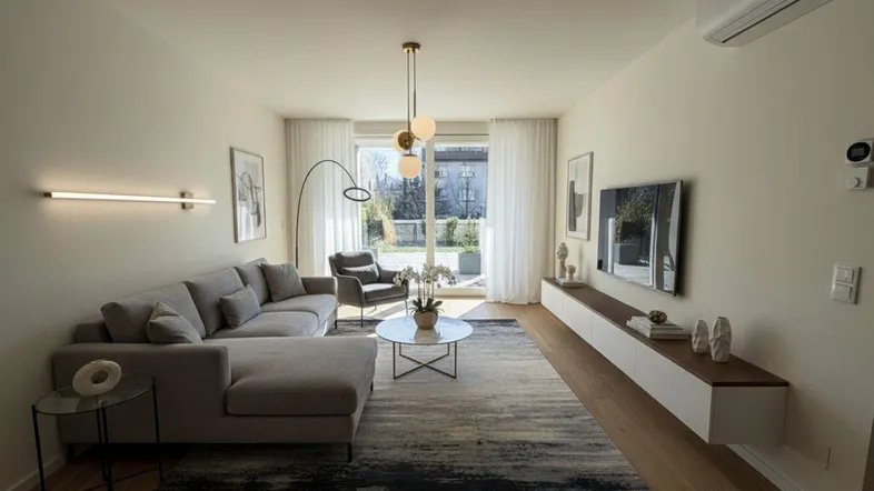 Modernes Wohnzimmer mit beigem Sofa, Holzboden und Zugang zur Terrasse, hell und freundlich.