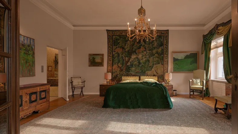 Elegantes Schlafzimmer mit großem Wandteppich, Kronleuchter und traditionellen Möbeln.