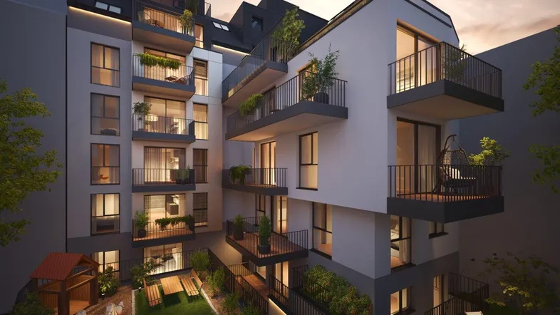 Moderne Wohnanlage mit Balkonen, Dachterrassen und Gemeinschaftsgarten im Abendlicht.