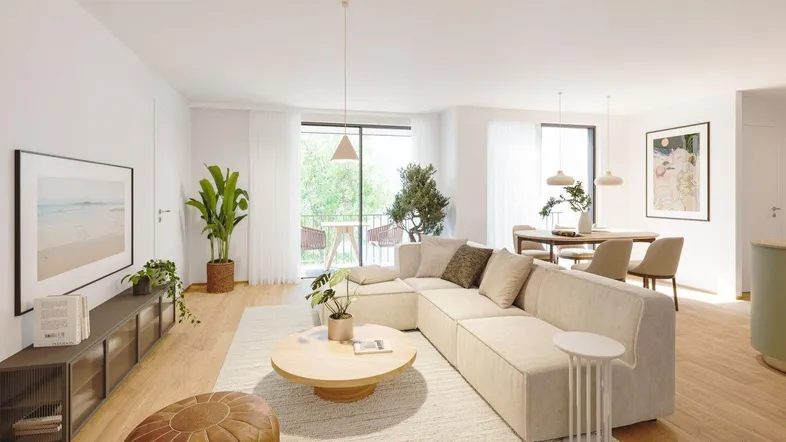 Helles, offenes Wohn-Esszimmer mit modernem Sofa, Holzboden und Zugang zum Balkon.