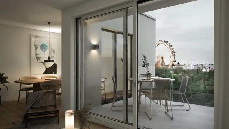 Moderner Wohn- und Essbereich mit Holzboden, Zugang zum Balkon und Blick auf das Riesenrad.