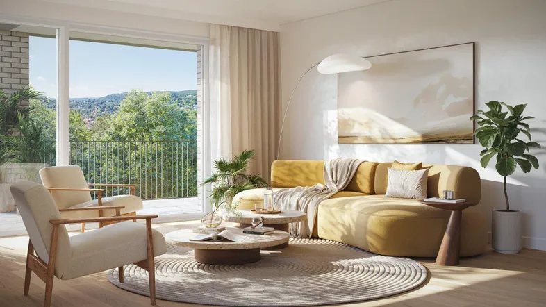 Helles Wohnzimmer mit modernem Sofa, Holzboden und Zugang zum Balkon mit grüner Aussicht.