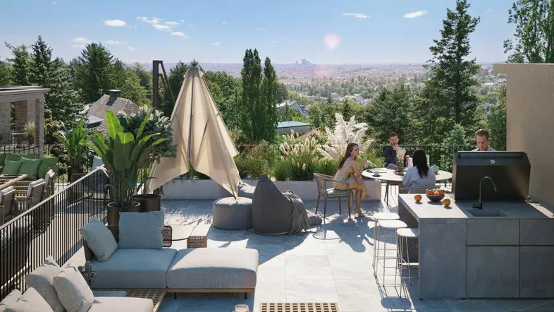 Geräumige Dachterrasse mit moderner Außenküche, Lounge-Bereich und weitem Blick über die Stadt.