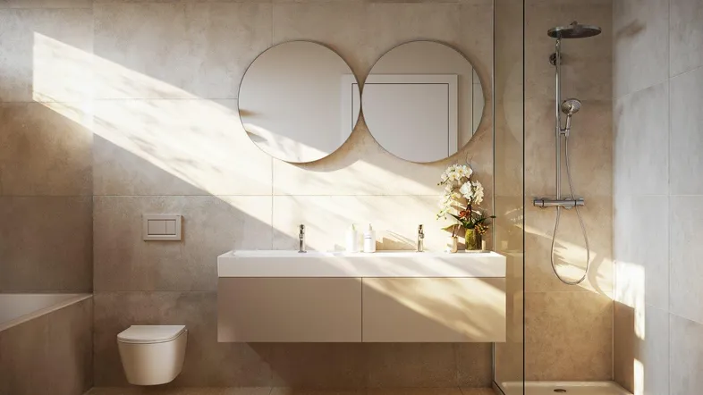 Modernes Badezimmer mit Doppelwaschbecken, begehbarer Dusche und Badewanne, hell beleuchtet.