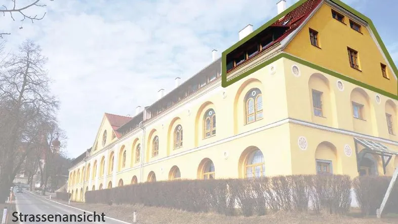 Straßenansicht einer Maisonette-Wohnung in einem historischen Gebäude mit markiertem Bereich.