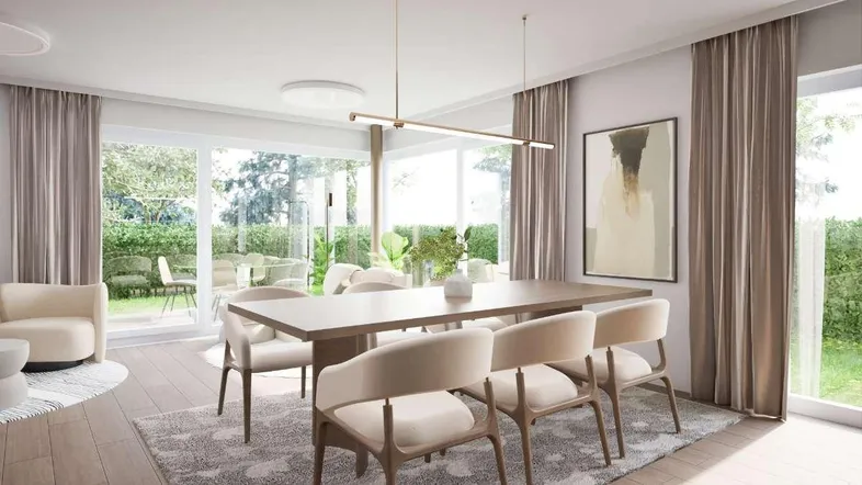 Helles Esszimmer mit Holztisch, modernen Stühlen und großem Fenster zum Garten.