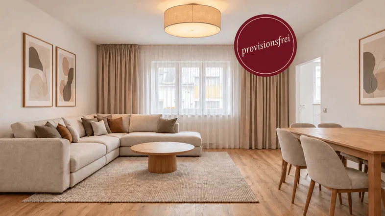 Helles Wohn- und Esszimmer mit beigem Ecksofa, Holzboden und einem Esstisch für mehrere Personen.