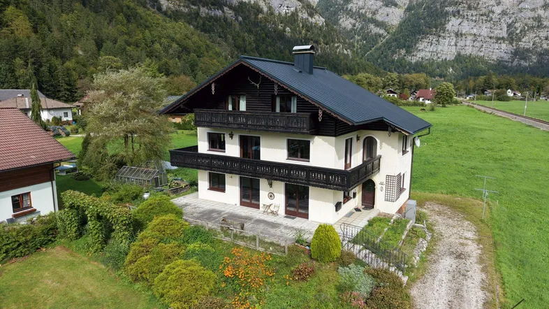 Traditionelles Chalet in den Bergen mit mehreren Balkonen, Terrasse und großem Garten.