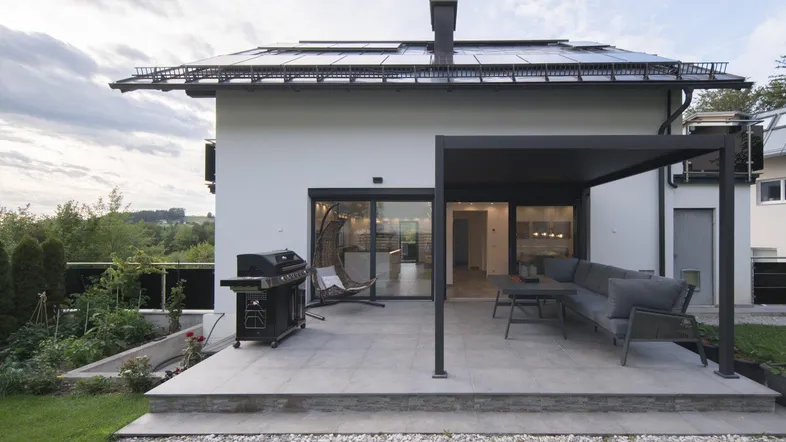 Außenansicht Gartenseite mit überdachter Terrasse
