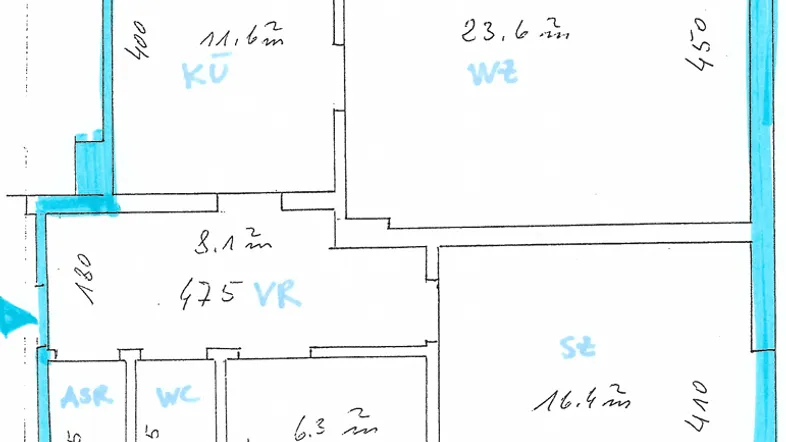 Grundrissplan einer Wohnung mit mehreren Zimmern und Nasszellen.