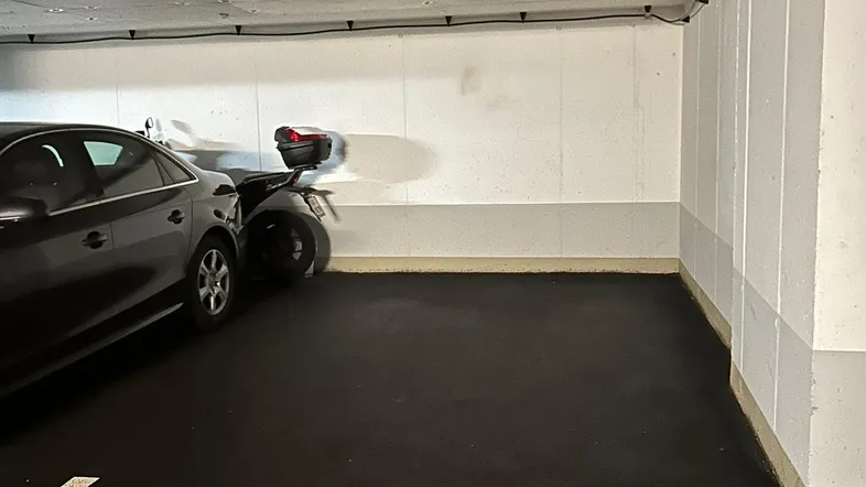 Tiefgaragenstellplatz Nummer 38 mit ausreichend Platz für ein Fahrzeug und ein Motorrad.