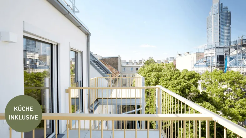 Heller Balkon mit Blick auf die Stadt und umliegende Grünflächen, ideal für sonnige Tage.