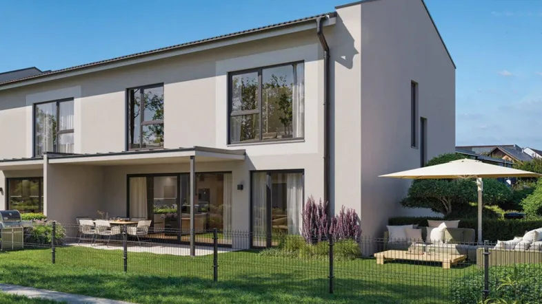 Moderne Reihenhäuser mit privaten Gärten und Terrassen, ideal für entspanntes Wohnen im Grünen.