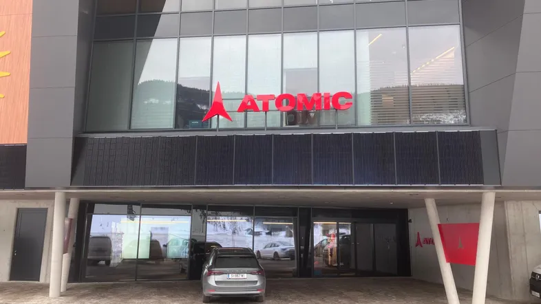 Moderne Geschäftsfassade mit großen Glasflächen und dem Firmenlogo "ATOMIC" im Eingangsbereich.