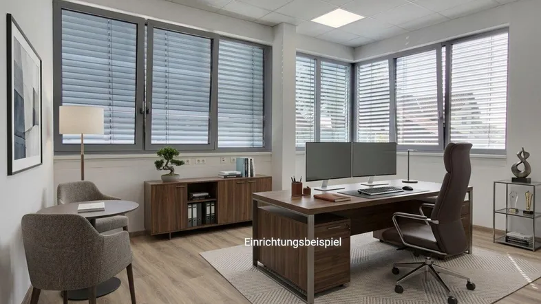 Modernes Büro mit großen Fenstern, Jalousien und kompletter Einrichtung, ideal für produktives Arbeiten.
