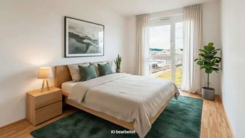 Helles Schlafzimmer mit Holzboden, großem Fenster und Blick auf die Stadt.