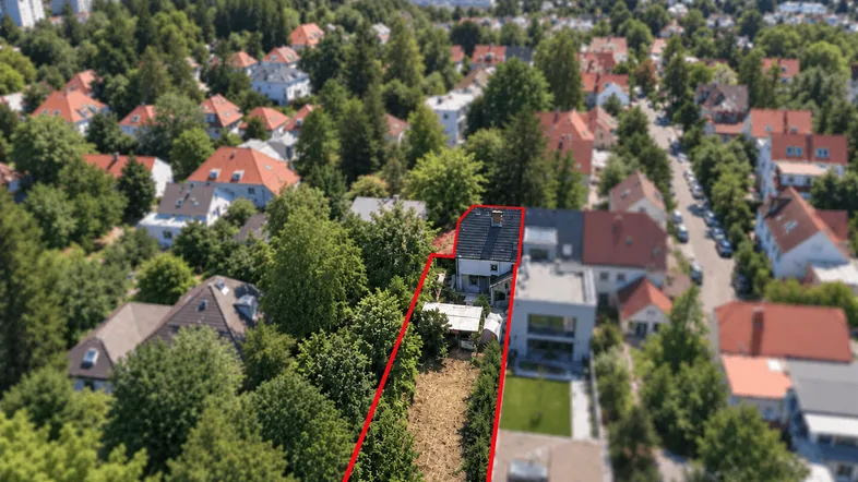Luftaufnahme des Grundstücks mit umliegender Wohnbebauung und viel Grün in der Umgebung.