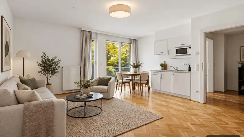 Helles, virtuell möbliertes Wohnzimmer mit Parkettboden, Kochnische und Zugang zum Balkon.