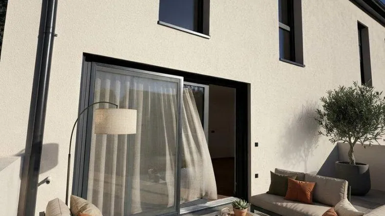 Moderne Terrasse mit bequemen Outdoor-Möbeln und direktem Zugang zum Innenbereich des Hauses.