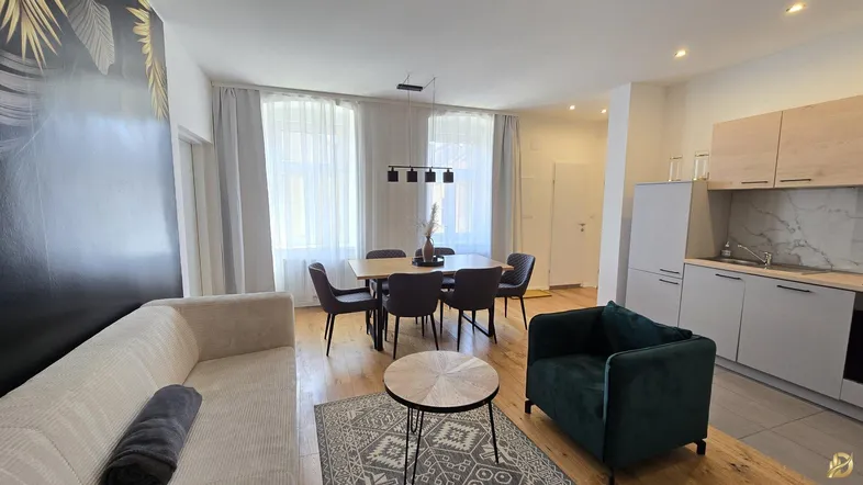 Helles Wohn- und Esszimmer mit offener Küche, modernem Dekor und Holzboden.