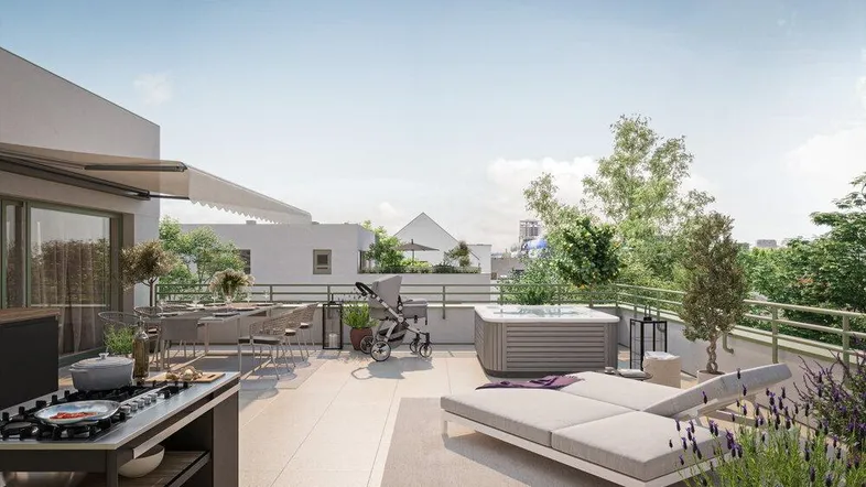Große Dachterrasse mit Essbereich, Sonnenliegen, Außenküche und Whirlpool unter blauem Himmel.